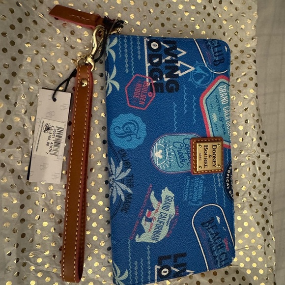 🆕Dooney & Bourke Disney Vacation Club Resorts
Zippered Wristlet Wallet
